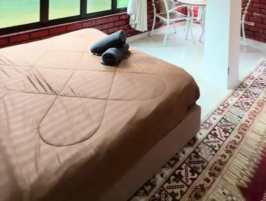 Katil kemas dengan permaidani